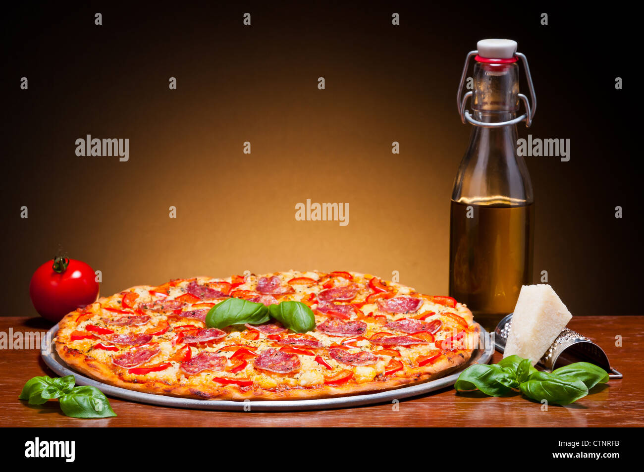 Italiano tradizionale pizza salame still life Foto Stock