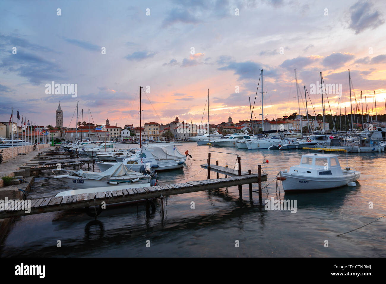 Città di Rab al tramonto Foto Stock