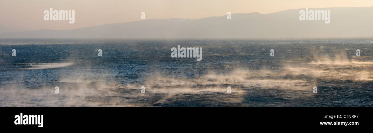 Vento Molto Forte (BURA) vicino a Senj canale. A nord mare croato. Foto Stock