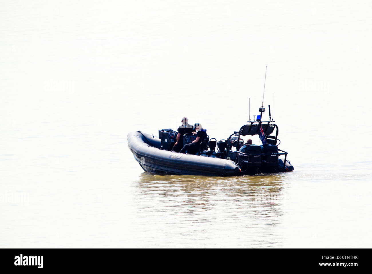 Nervatura di polizia sul Fiume Tamigi, London, Regno Unito Foto Stock