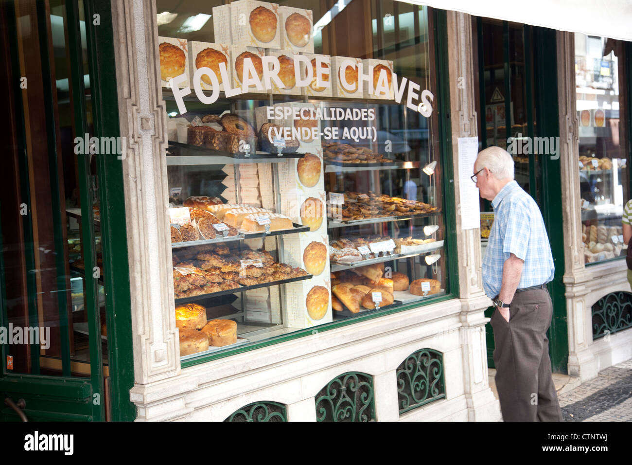 Uomo che guarda Patisserie finestra sulla Rua Aurea a Lisbona Portogallo Foto Stock