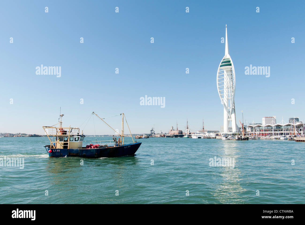Barca da pesca oltrepassando la Spinnaker Tower di Portsmouth Foto Stock
