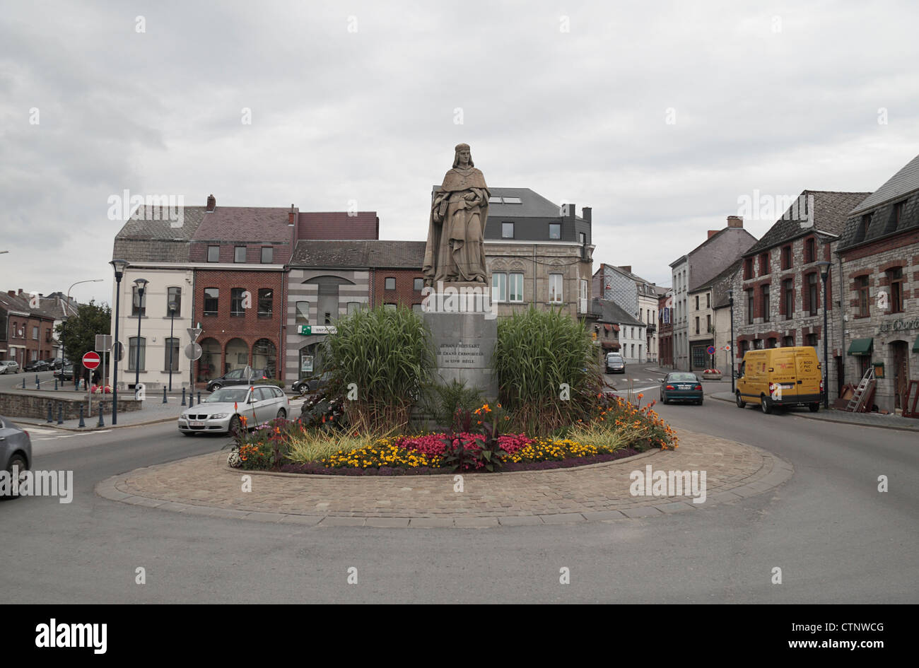 Statua di Jehan Froissart (Giovanni di Jean Froissart) di 'Froissart di cronache' fama a Chimay, la Vallonia, Belgio. Foto Stock