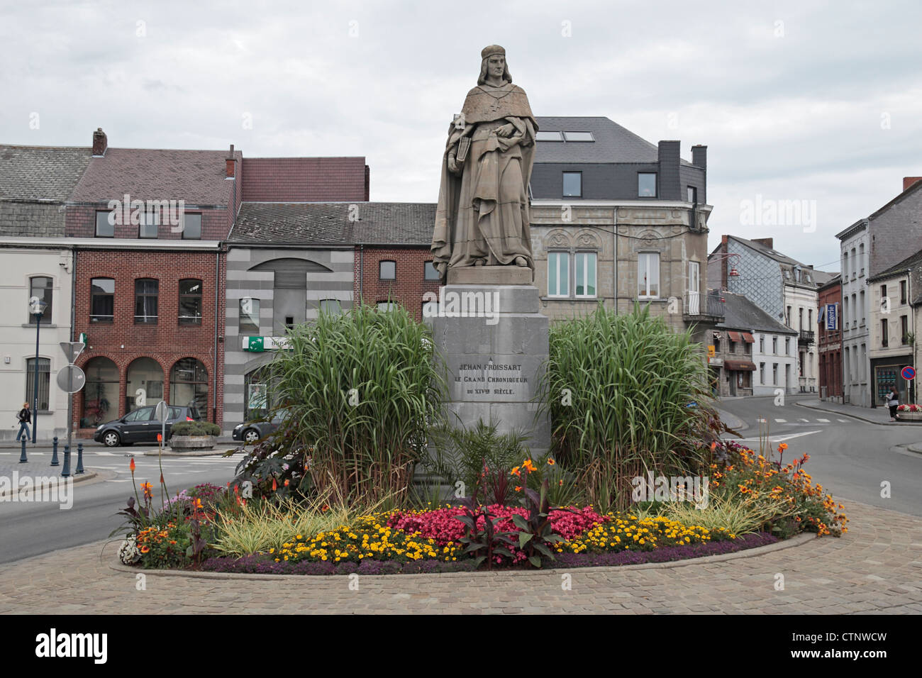 Statua di Jehan Froissart (Giovanni di Jean Froissart) di 'Froissart di cronache' fama a Chimay, la Vallonia, Belgio. Foto Stock