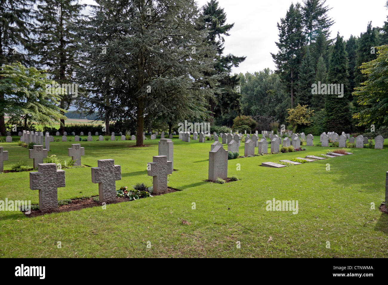 La sezione tedesca della St. Symphorien Cimitero militare di Mons, Hainaut, Belgio. (Nota miscela di insolita lapide design) Foto Stock