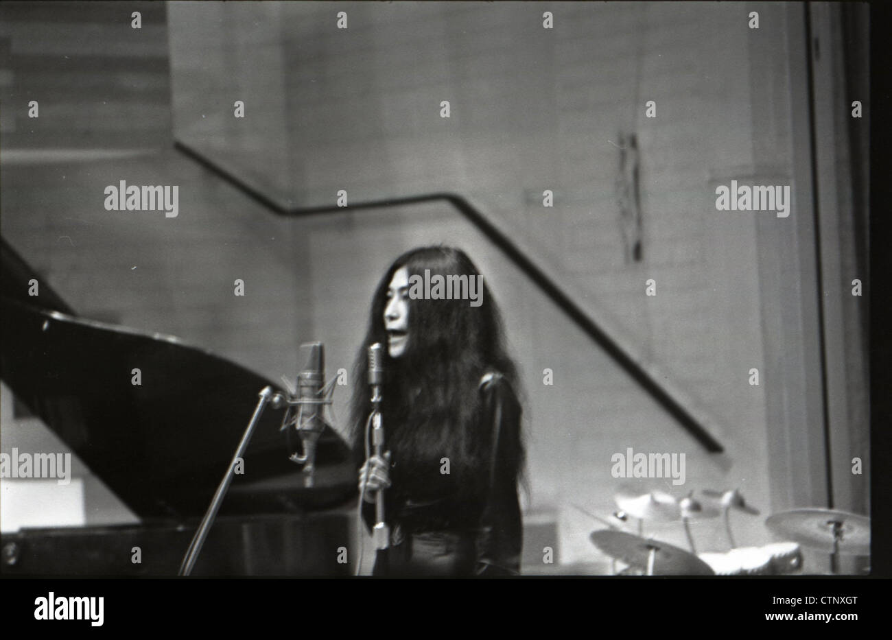 003643 - Yoko Ono in concerto a Cambridge il 2 marzo 1969 Foto Stock