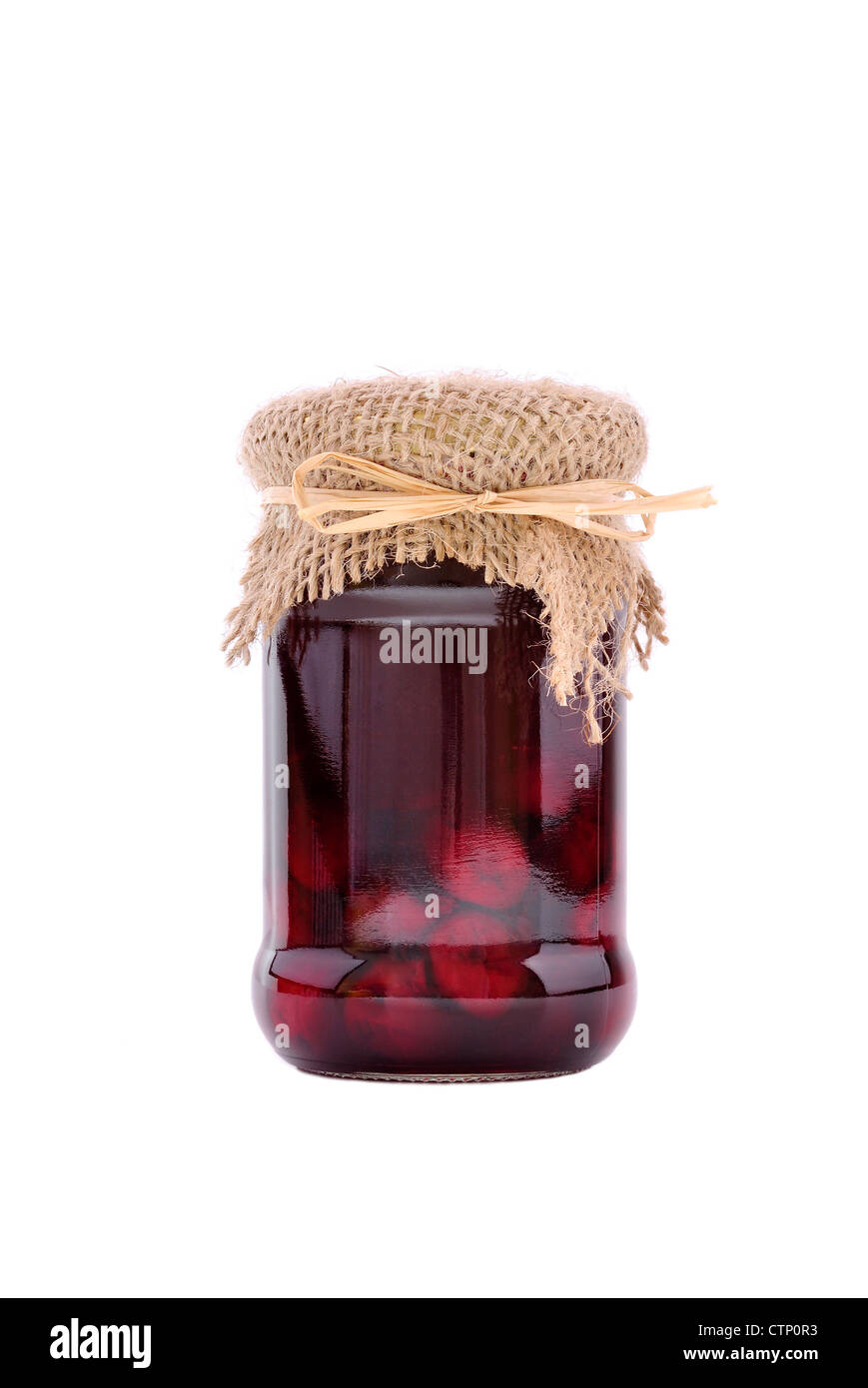 Confettura di ciliegie con frutta fresca in vaso isolato su bianco Foto Stock