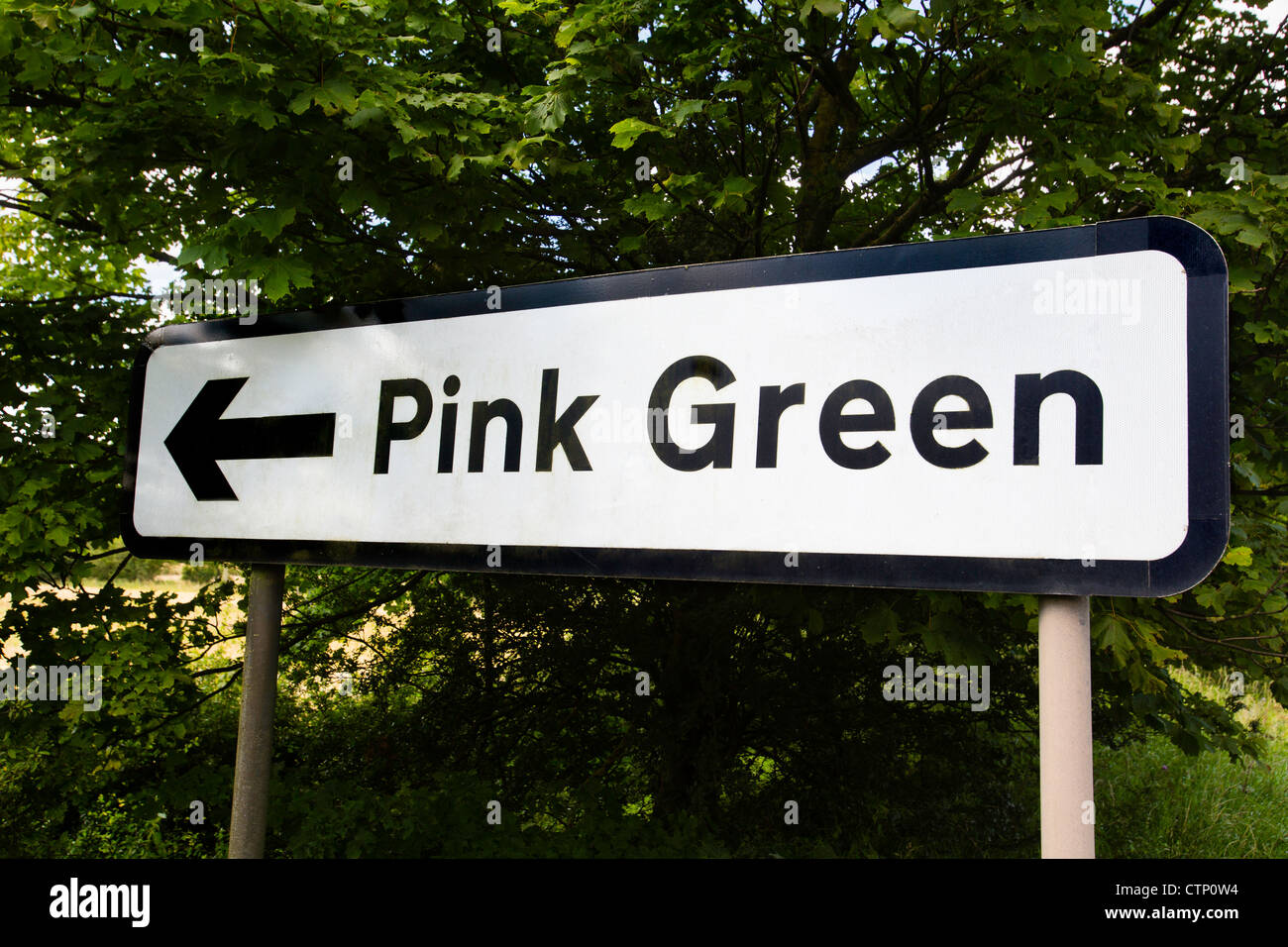 Un cartello stradale per il villaggio di Rosa verde in Worcestershire, Regno Unito Foto Stock