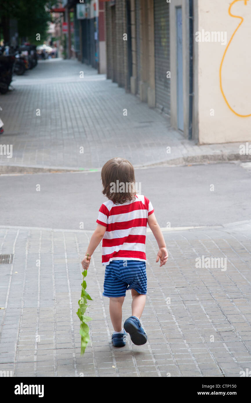 Tre anni e mezzo che old boy a piedi in strada Foto Stock