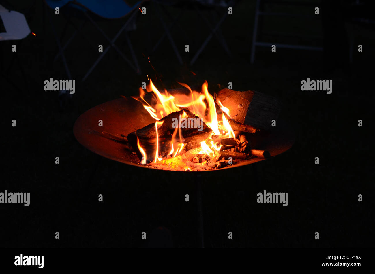 Il fuoco di notte lo sfondo scuro Foto Stock