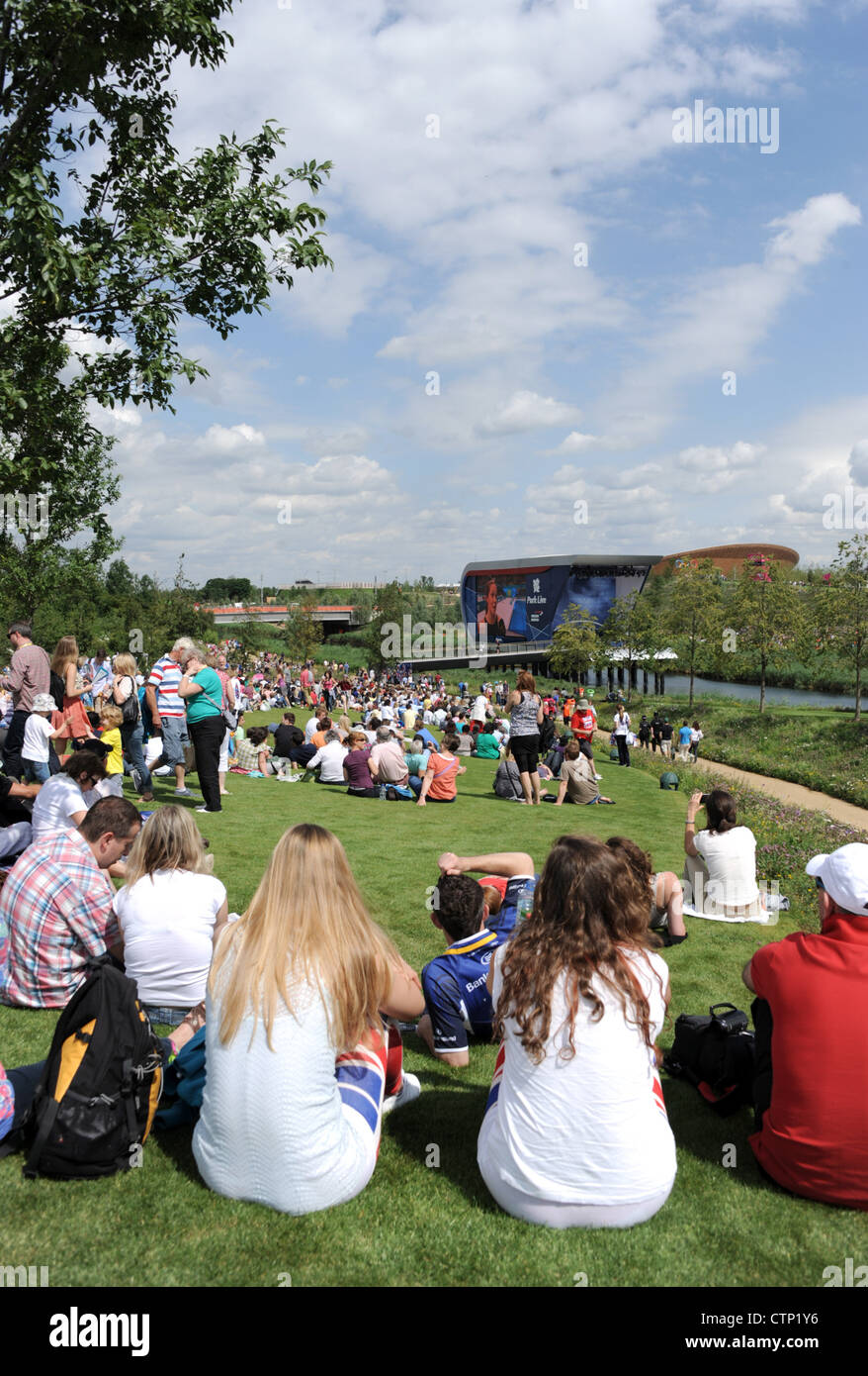 Atmosfera presso il parco olimpico di Stratford, a est di Londra il primo giorno delle Olimpiadi di Londra 2012 Foto Stock