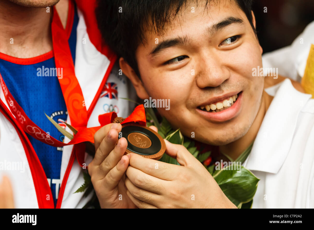Pechino, Cina - 24 agosto 2008: cinese spettatore detiene il british Pesi Mediomassimi boxer ,tony jeffries' olimpico medaglia di bronzo. Foto Stock