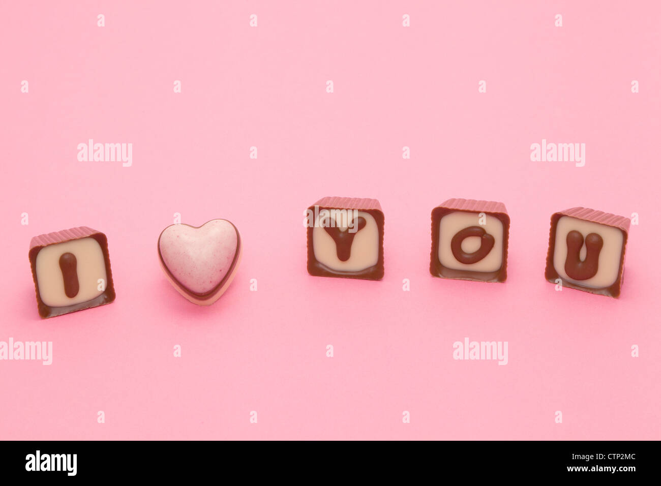 La parola "ti amo" digitato nel cioccolato al latte lettere - studio shot Foto Stock