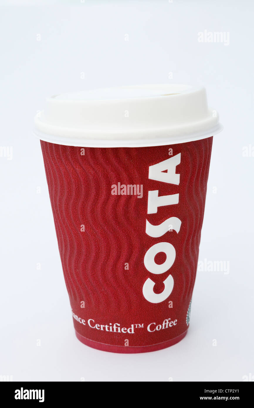 Caffè costa per andare in un monouso take-away a bicchiere di carta la tazza in plastica con il bere-attraverso il coperchio isolato su uno sfondo bianco. Inghilterra, Regno Unito Foto Stock
