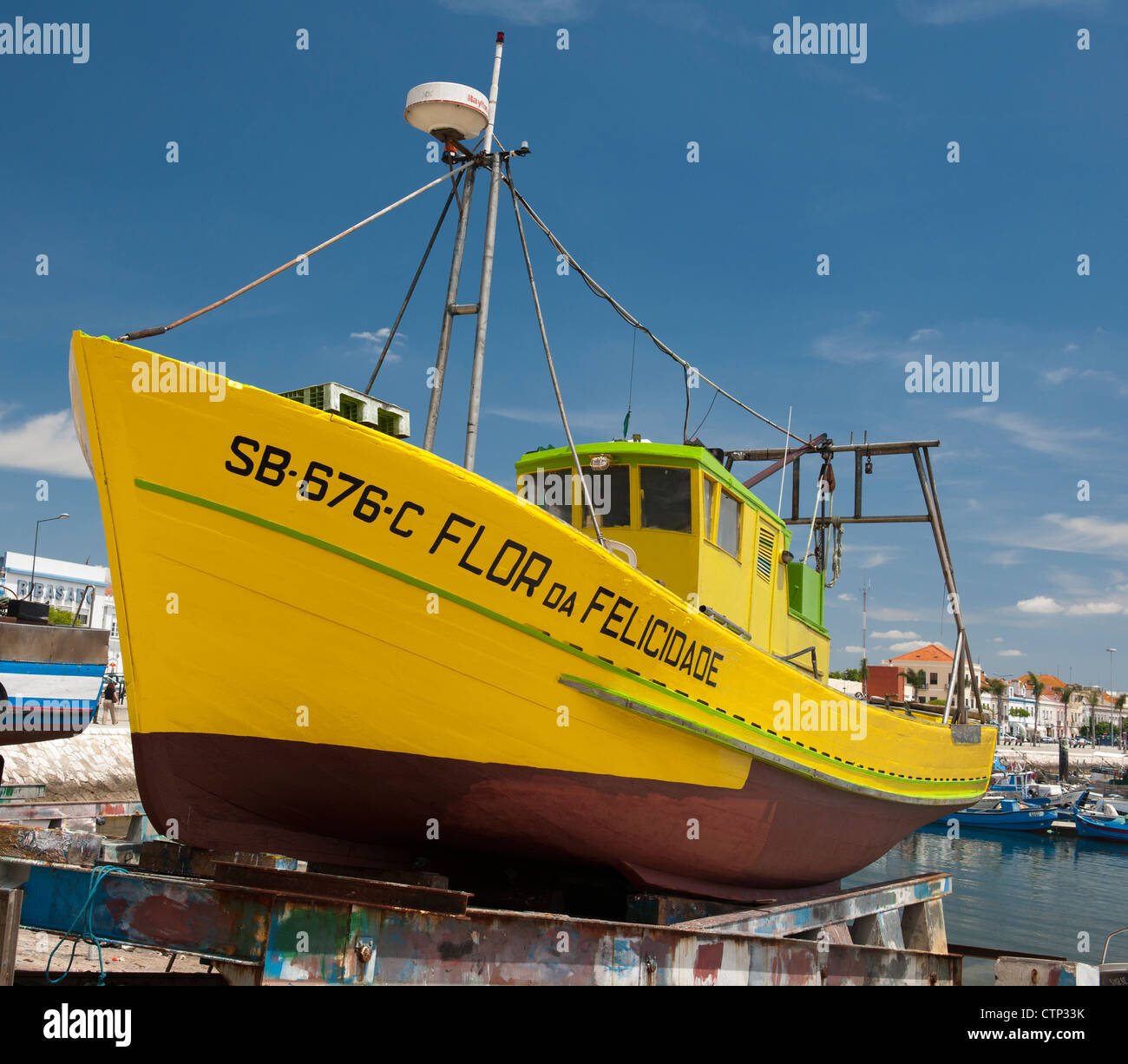 Barca da pesca sullo scalo al porto di Setubal, Setubal, Portogallo. Foto Stock