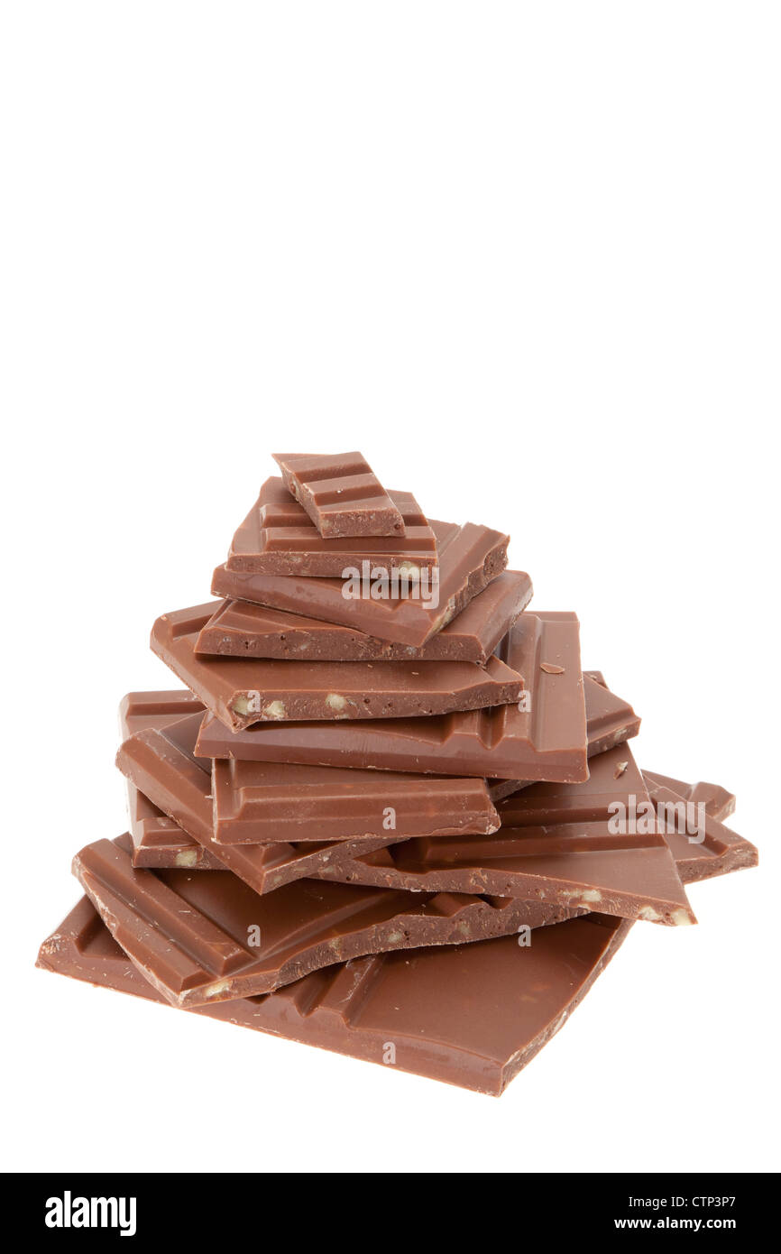 Fette di cioccolato al latte collocati in una pila - studio shot con uno sfondo bianco Foto Stock