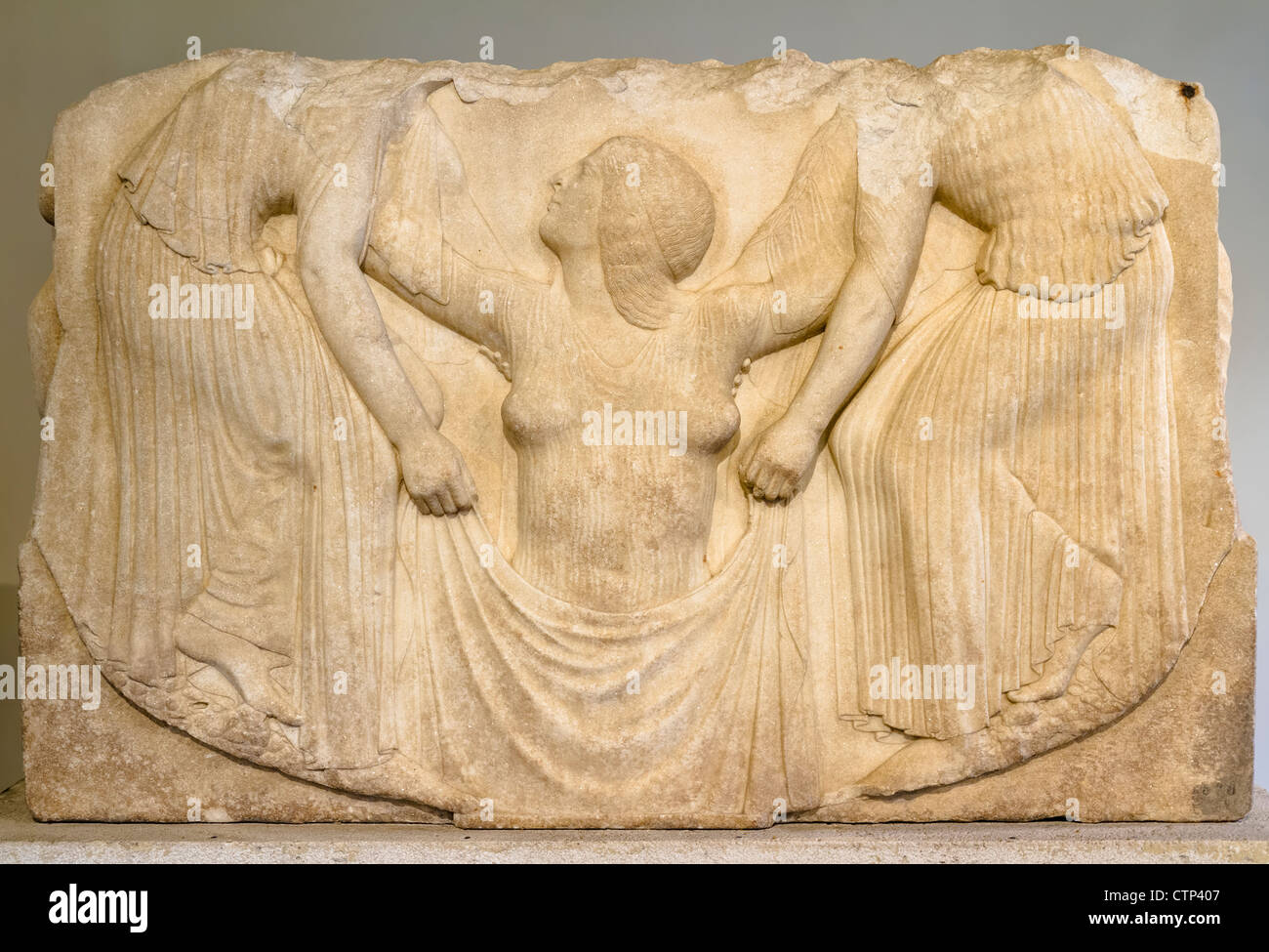 Pannello principale della cosiddetta "Trono Ludovisi,' raffigurante due parche aiutando una dea (probabilmente Afrodite) ad emergere dal mare Foto Stock