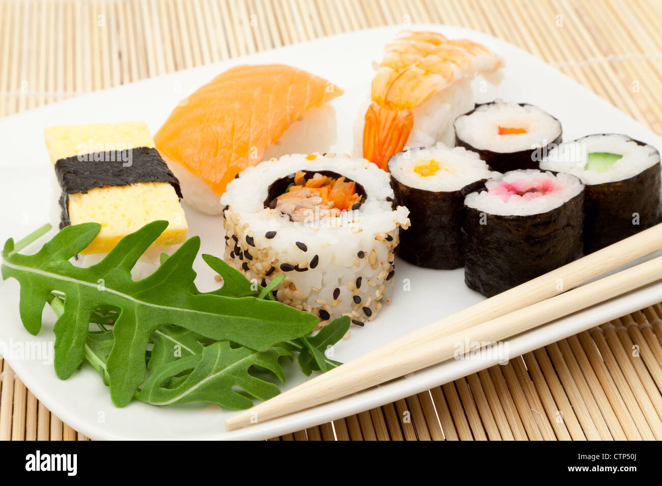 Piastra del mix di Sushi con i bastoncini - studio shot Foto Stock