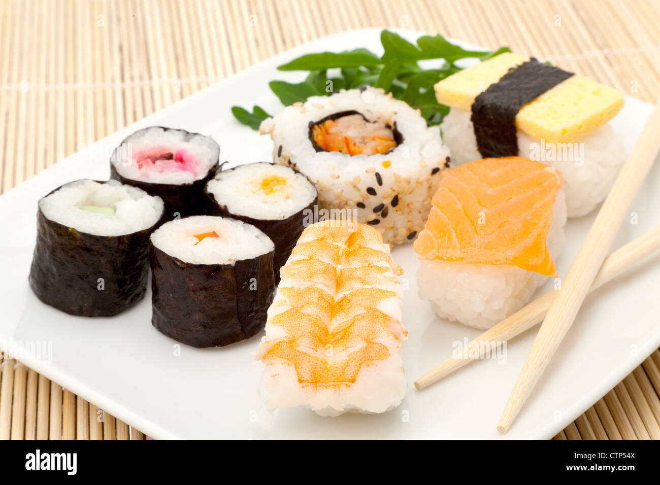 Piastra del mix di Sushi con i bastoncini - profondità di campo - studio shot Foto Stock