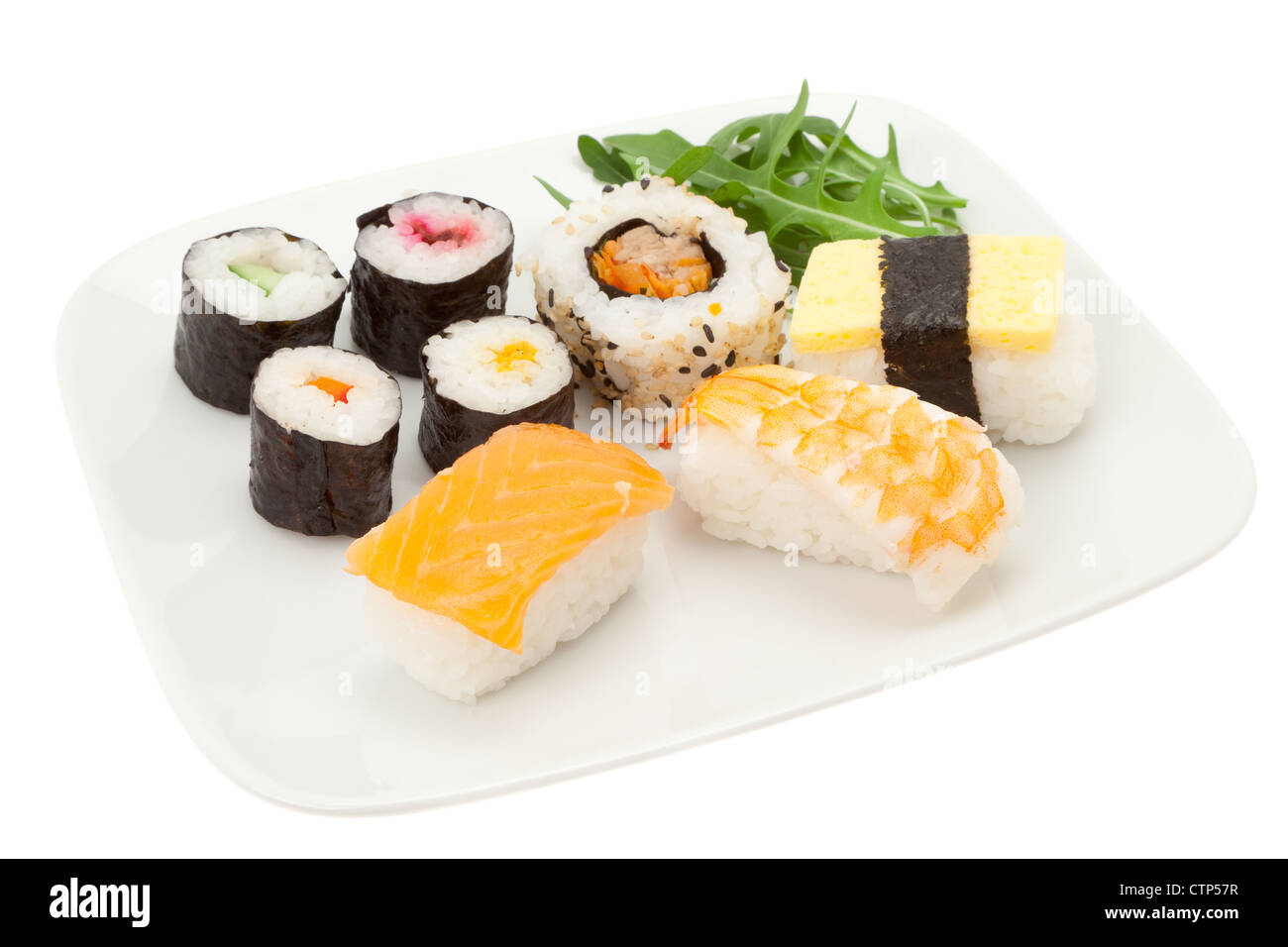 Piastra del mix di Sushi con i bastoncini - profondità di campo - studio shot con uno sfondo bianco Foto Stock