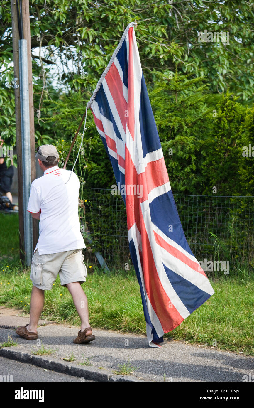 Londra 2012 Giochi Olimpici. Uomo con Unione Jack a uomini ciclo di corsa su strada di Ripley, Surrey. Foto Stock