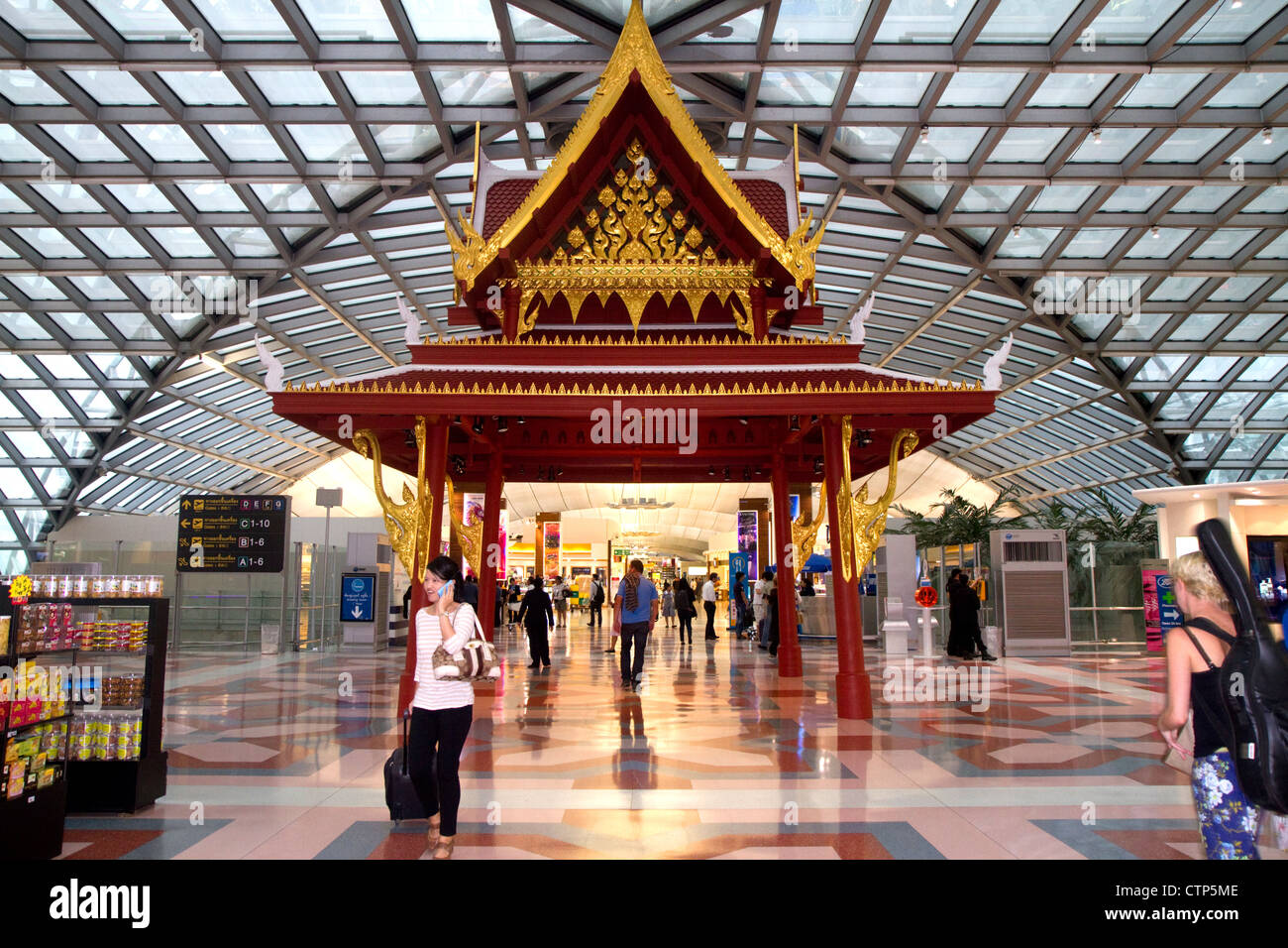 Architettura thailandese nel terminale all'Aeroporto di Suvarnabhumi o il nuovo Aeroporto Internazionale di Bangkok a Bangkok, in Thailandia. Foto Stock