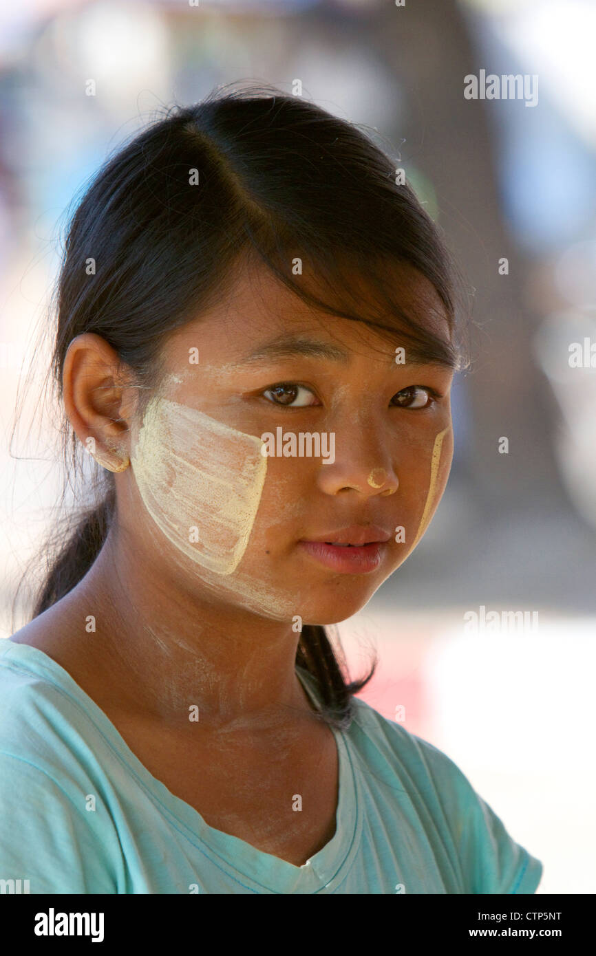 Ritratto di una ragazza birmano indossando thanaka sulle guance in (Rangoon) Yangon, Birmania (Myanmar). Foto Stock