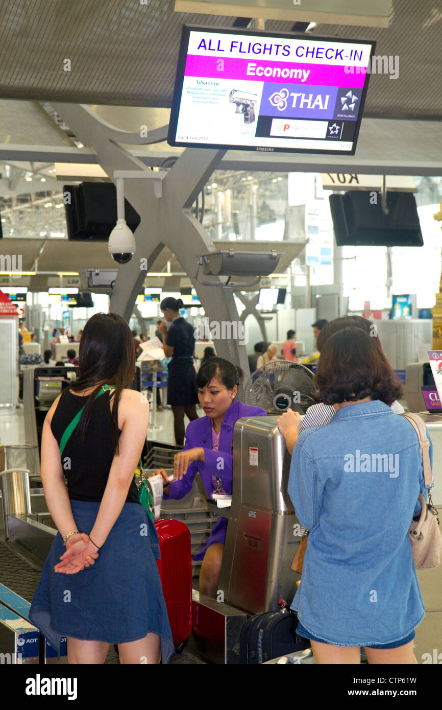 La sicurezza e il check-in presso l'aeroporto di Suvarnabhumi noto anche come il nuovo Aeroporto Internazionale di Bangkok a Bangkok, in Thailandia. Foto Stock