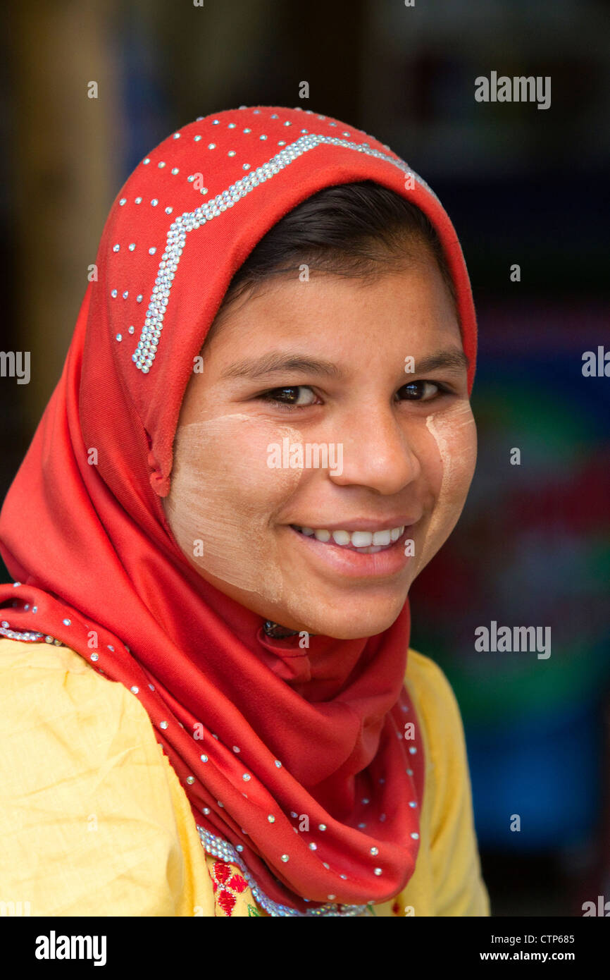 Ritratto di una ragazza birmano indossando thanaka sulle sue guance in (Rangoon) Yangon, Birmania (Myanmar). Foto Stock