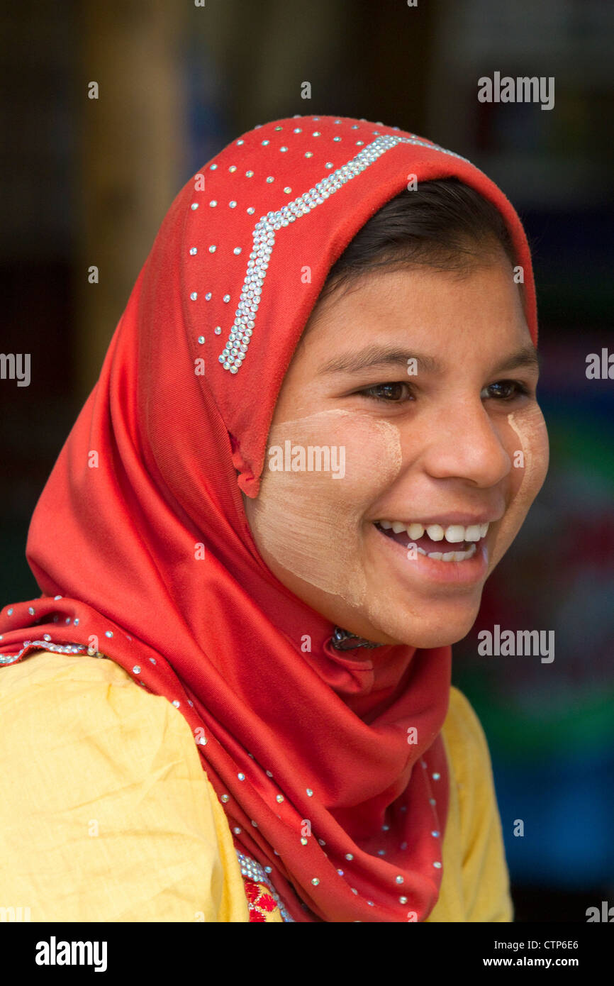 Ritratto di una ragazza birmano indossando thanaka sulle sue guance in (Rangoon) Yangon, Birmania (Myanmar). Foto Stock