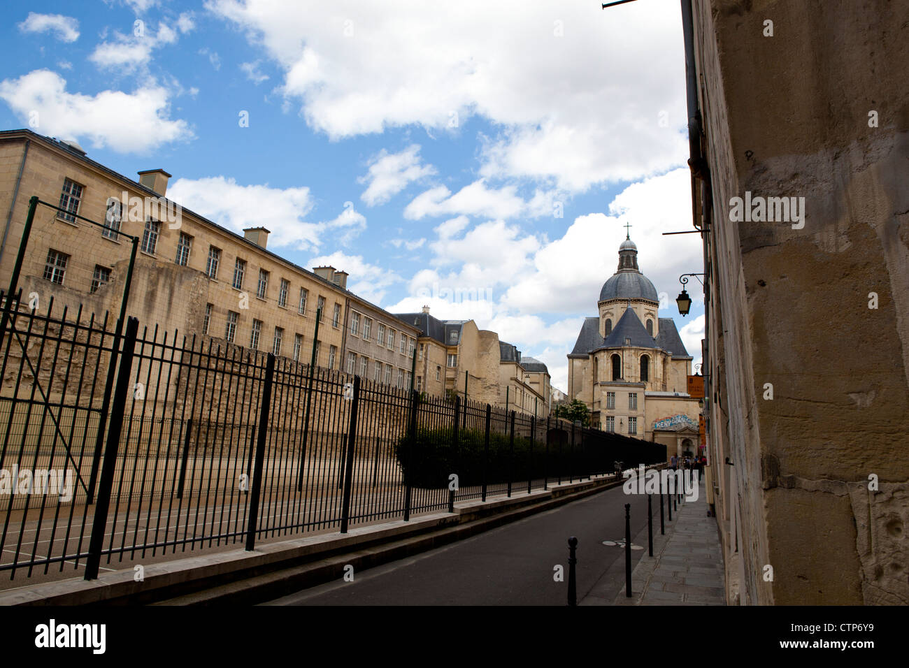Strada laterale a Parigi, in Francia, con le linee principali per una piccola chiesa. Foto Stock