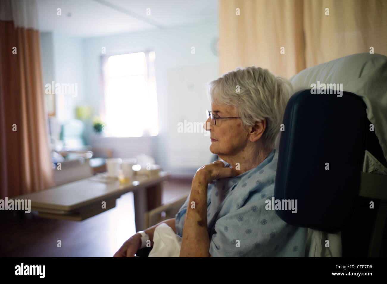 Il vecchio donna seduta in sedia a rotelle in ospedale. Foto Stock