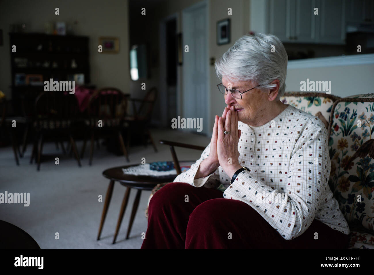 Vecchia donna seduto in poltrona. Foto Stock