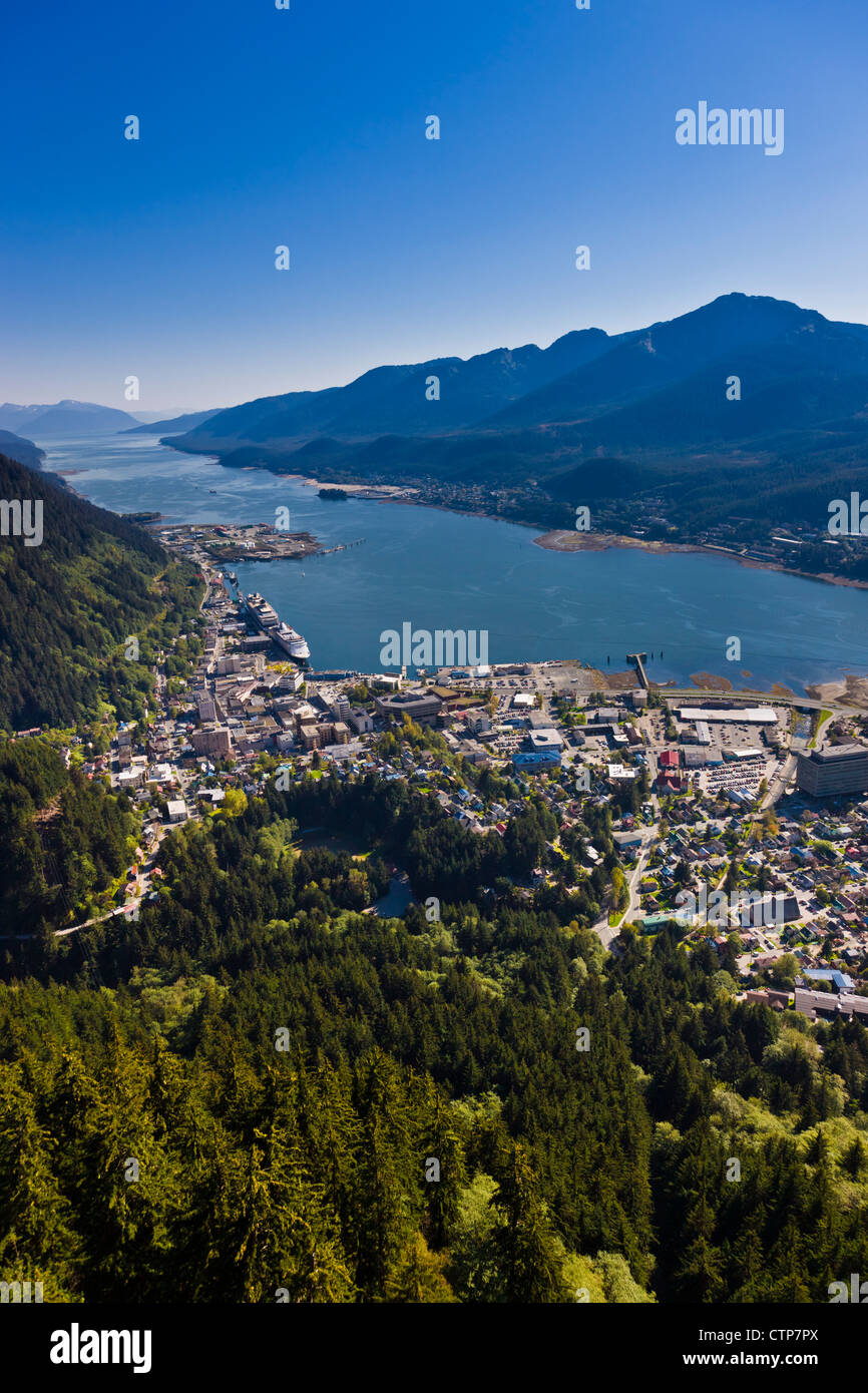 Vista aerea del centro cittadino di Juneau e Lynn canal guardando verso sud al di sopra della Gold Creek Valley, a sud-est di Alaska, estate Foto Stock