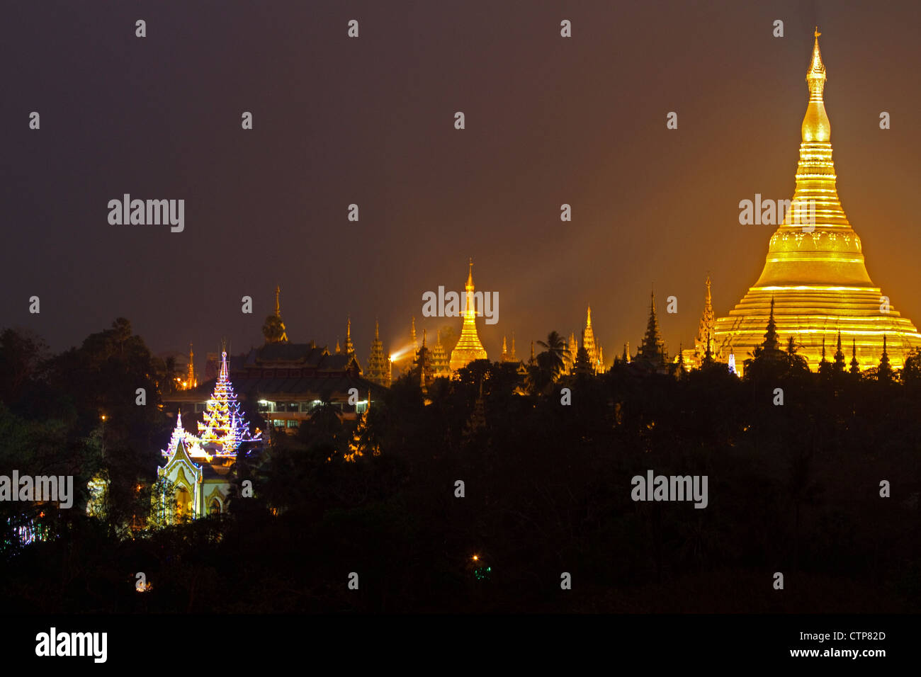 La Shwedagon Paya situato in (Rangoon)Yangon, Birmania (Myanmar). Foto Stock