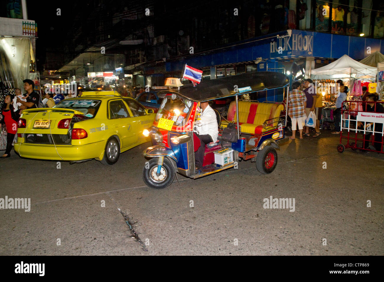 Auto rickshaw o un tuk-tuk sulla strada a Bangkok, in Thailandia. Foto Stock