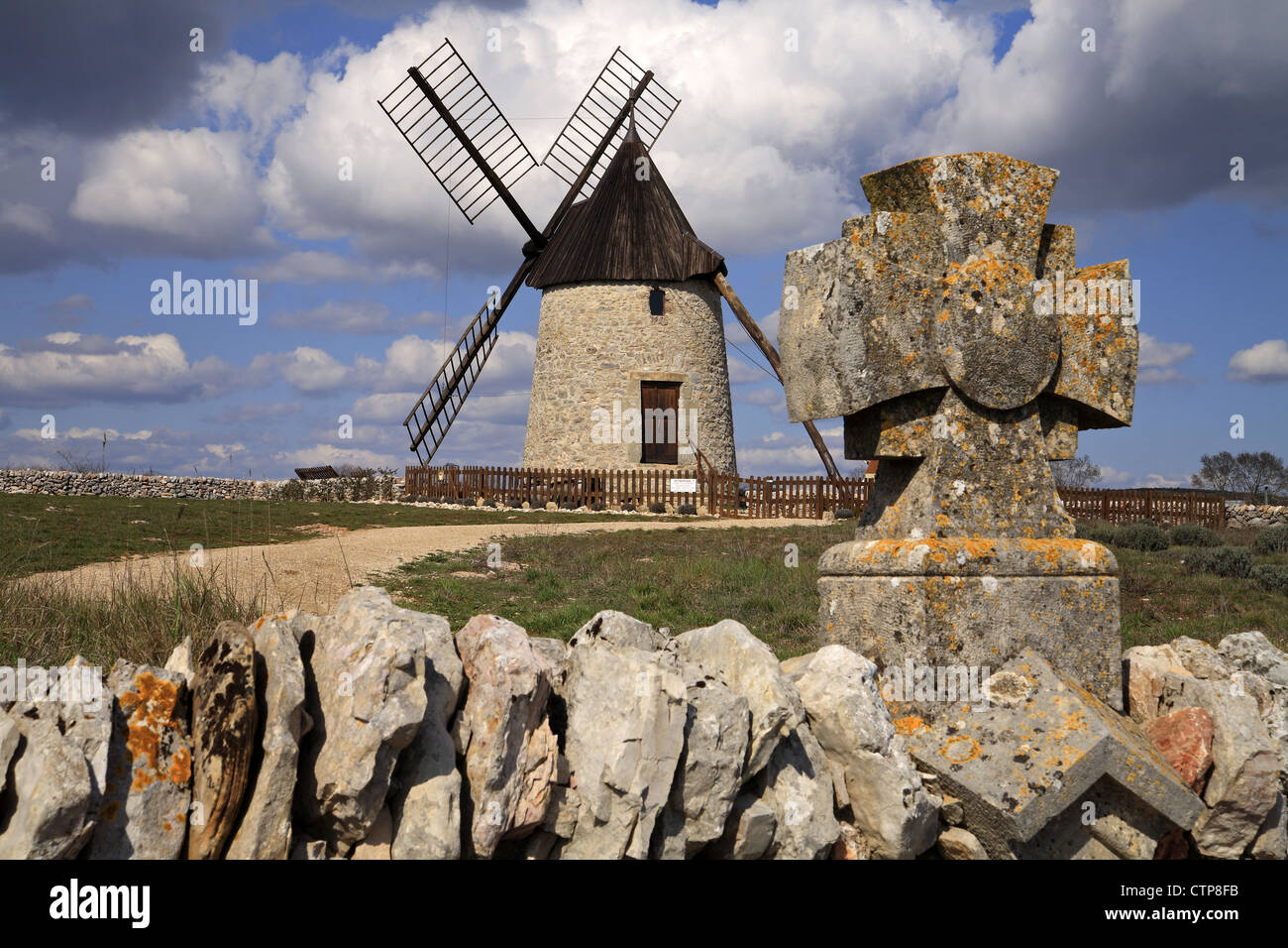 Vecchio mulino di Saint Pierre de La Fage nel Languedoc Roussillon, Francia Foto Stock