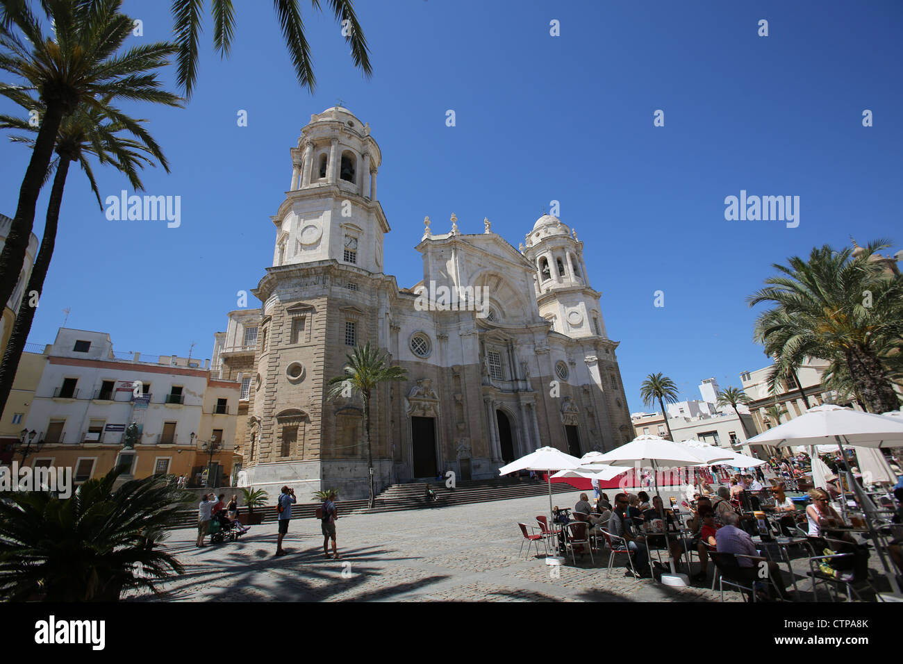 Città di Cadiz, Spagna. Pittoresca vista estiva della seconda metà del XIX secolo in stile neoclassico cattedrale di Cadice e la Plaza de la Catedral. Foto Stock