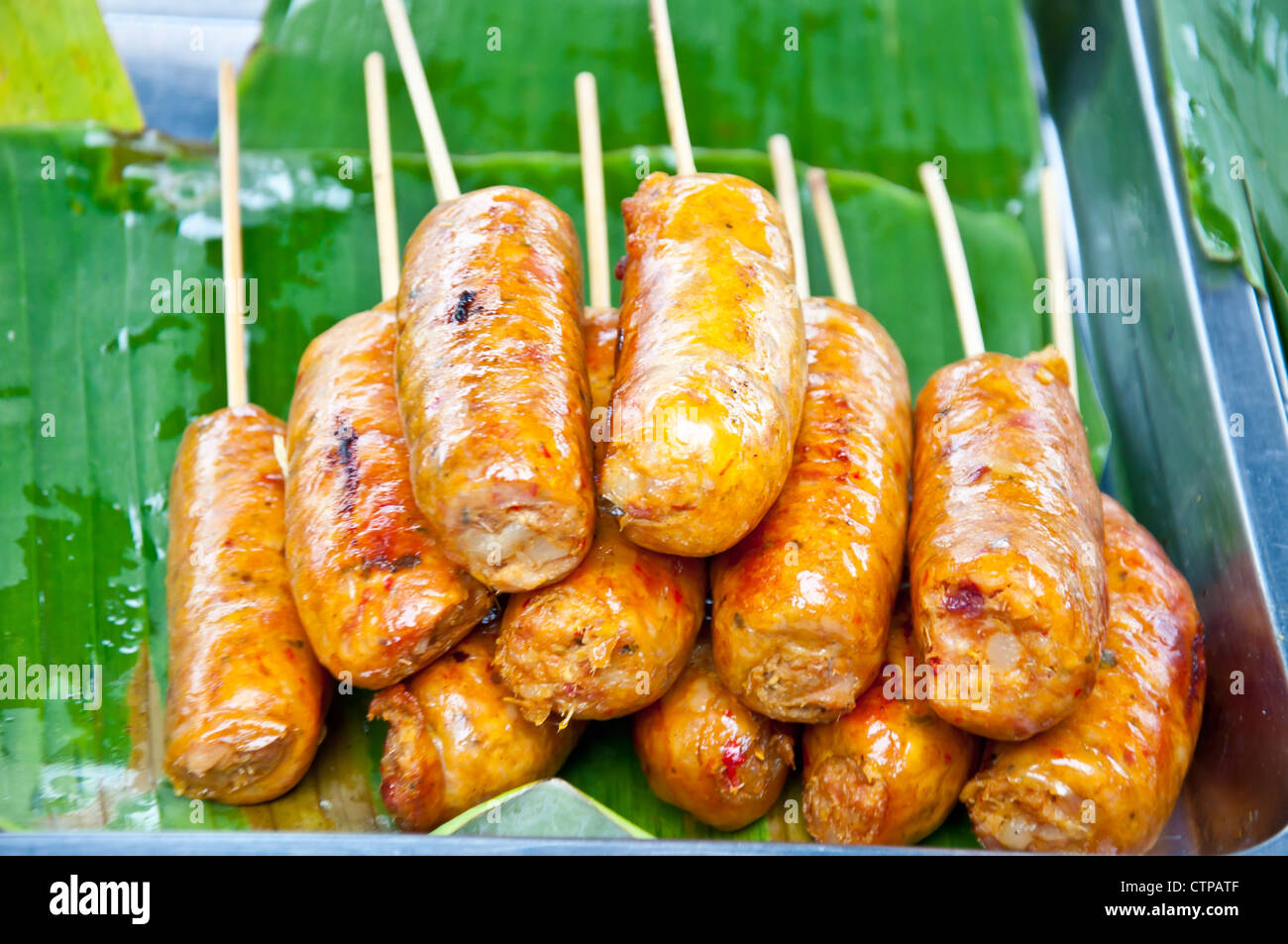 Delizioso cibo tailandese chiamata SAIKROK E SARN Foto Stock