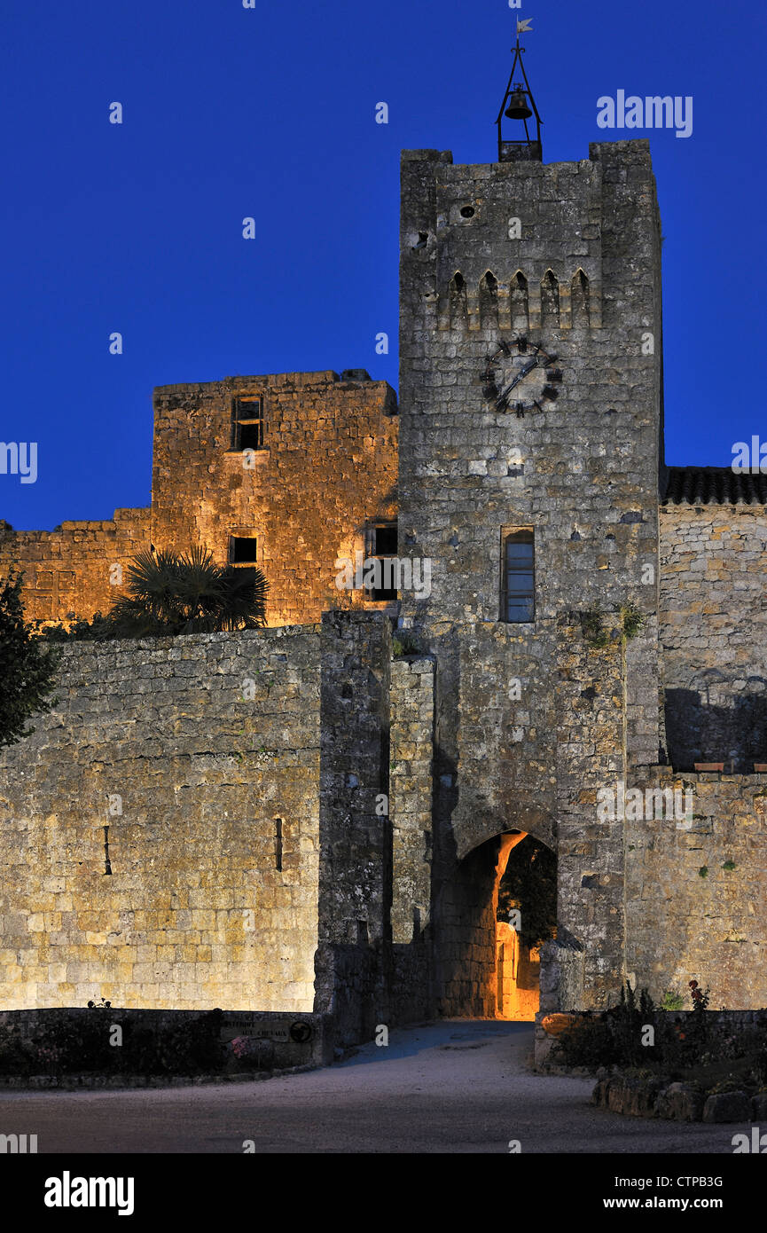 Cancello di ingresso del medievale borgo fortificato Larressingle di notte nei Pirenei, Francia Foto Stock
