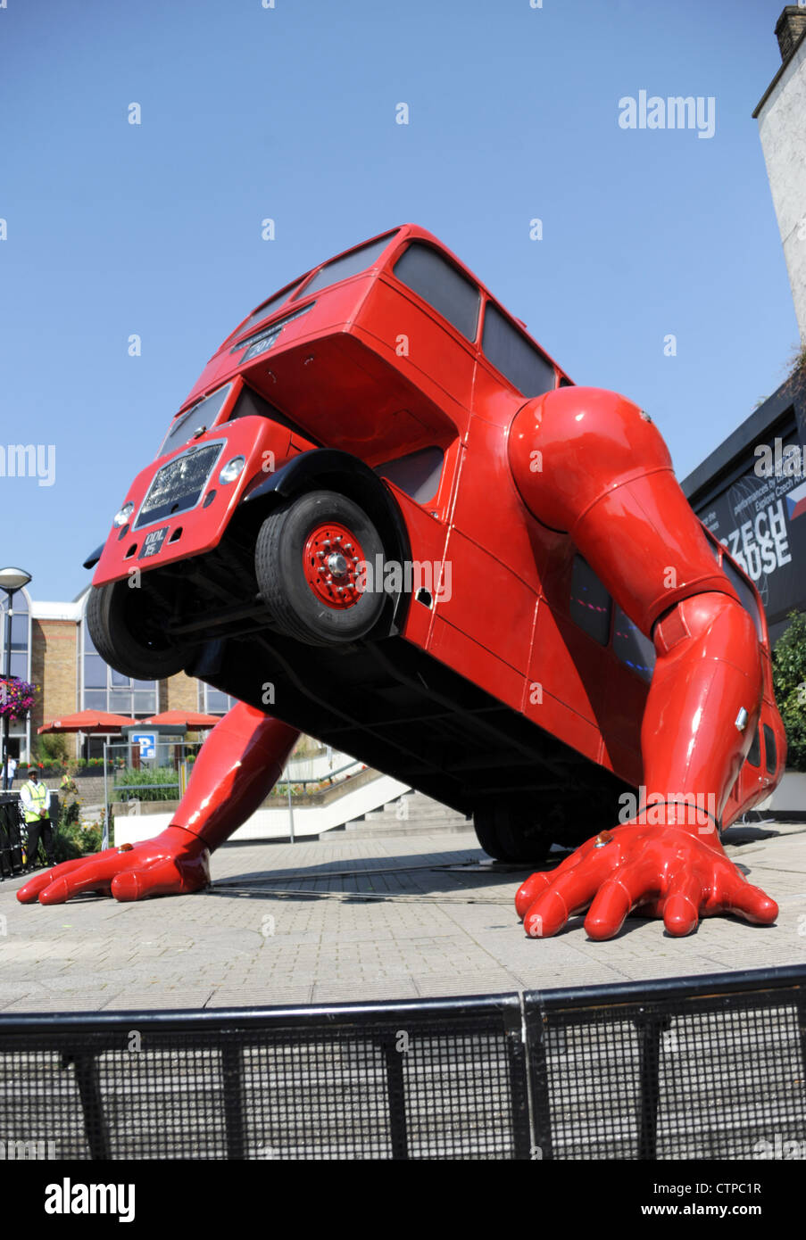 25/07/12 Il scultore ceco David Cerny svela la sua scultura intitolata, Londra Booster, Foto Stock