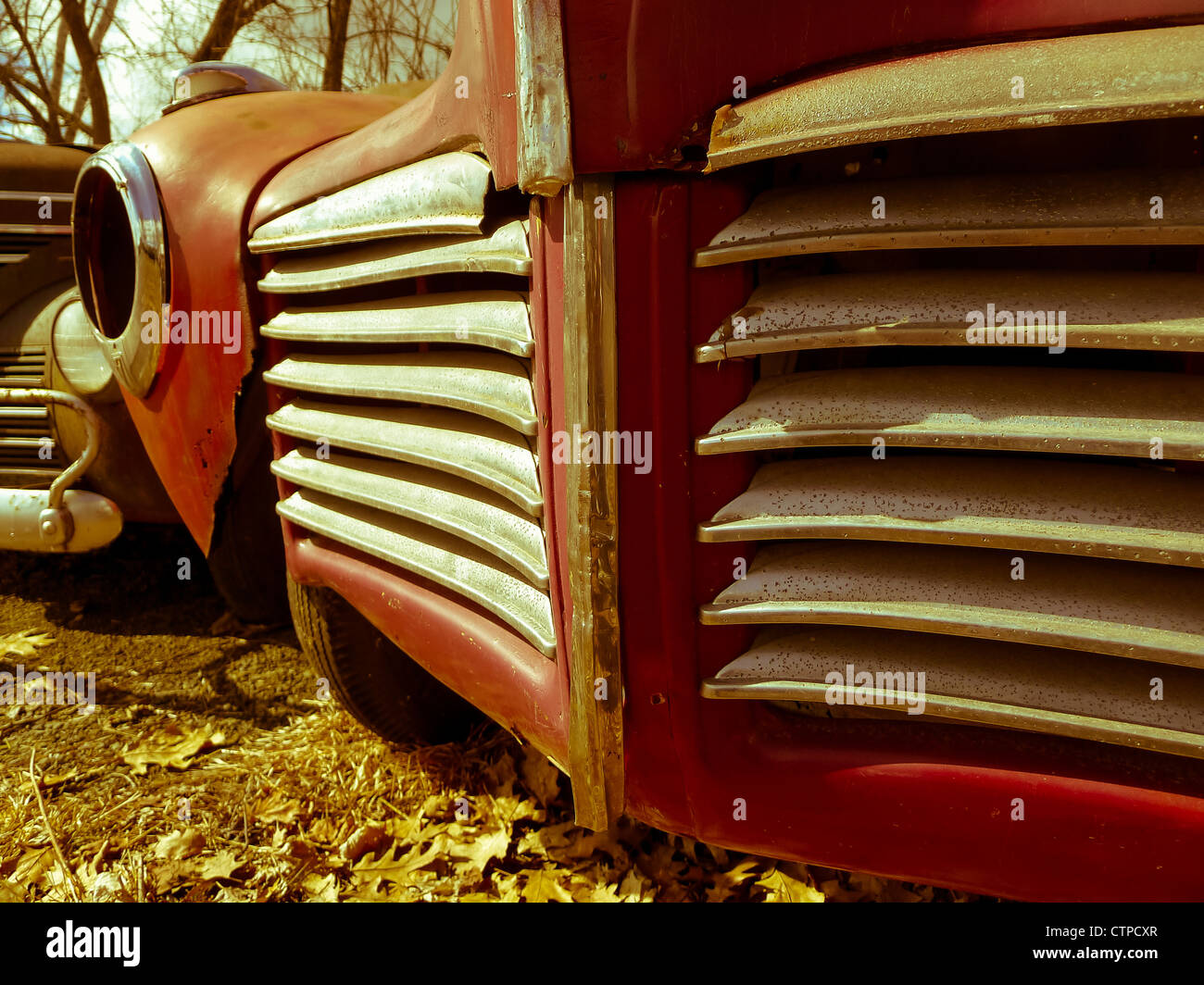 Arte immagine di un vecchio arrugginito auto d'epoca in un Junk Yard. Foto Stock