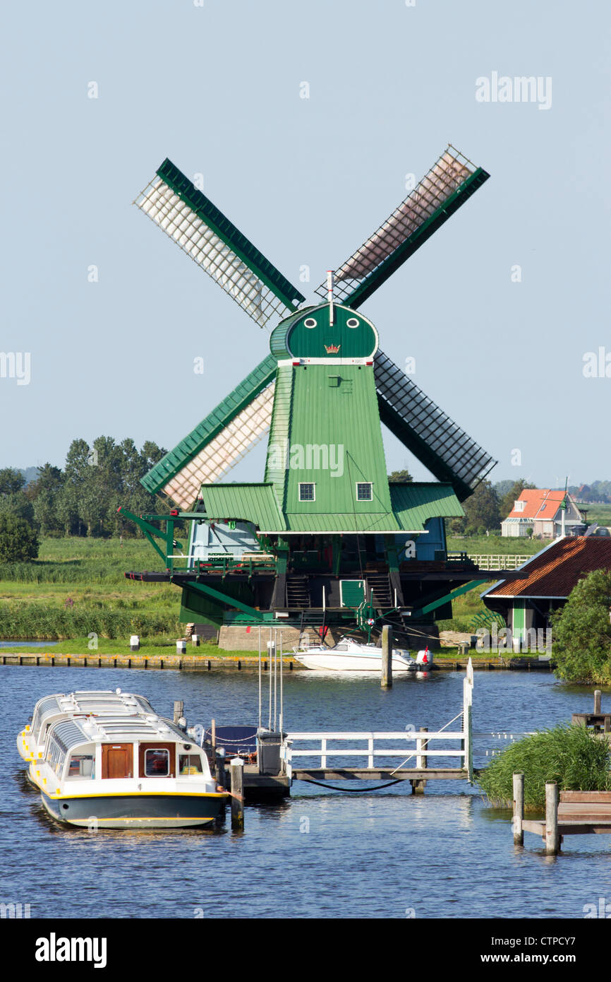 Il mulino a vento e una imbarcazione turistica a Zaanse Schans. Zaandam, North-Holland, Paesi Bassi Foto Stock