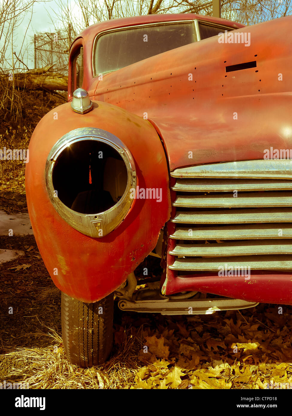 Arte immagine di un vecchio arrugginito auto d'epoca in un Junk Yard. Foto Stock
