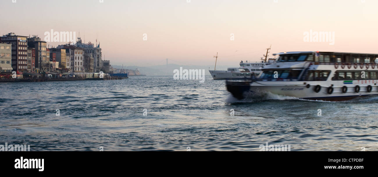 Traghetto arriva alla stazione di Karaköy ad Istanbul in Turchia, presso sunrise Foto Stock