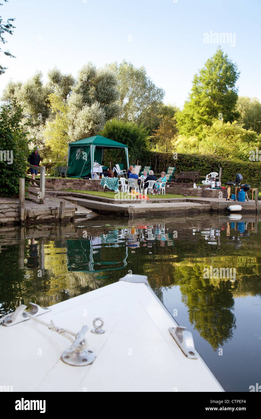 Una barca in arrivo per ormeggiare a una festa di famiglia sul Fiume Tamigi a Wallingford, Oxfordshire, Regno Unito Foto Stock