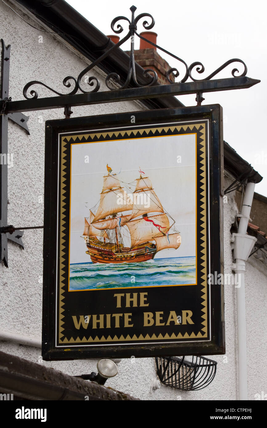 La 'White Bear' un pub sign in Bedale una città nel North Yorkshire, Regno Unito Foto Stock