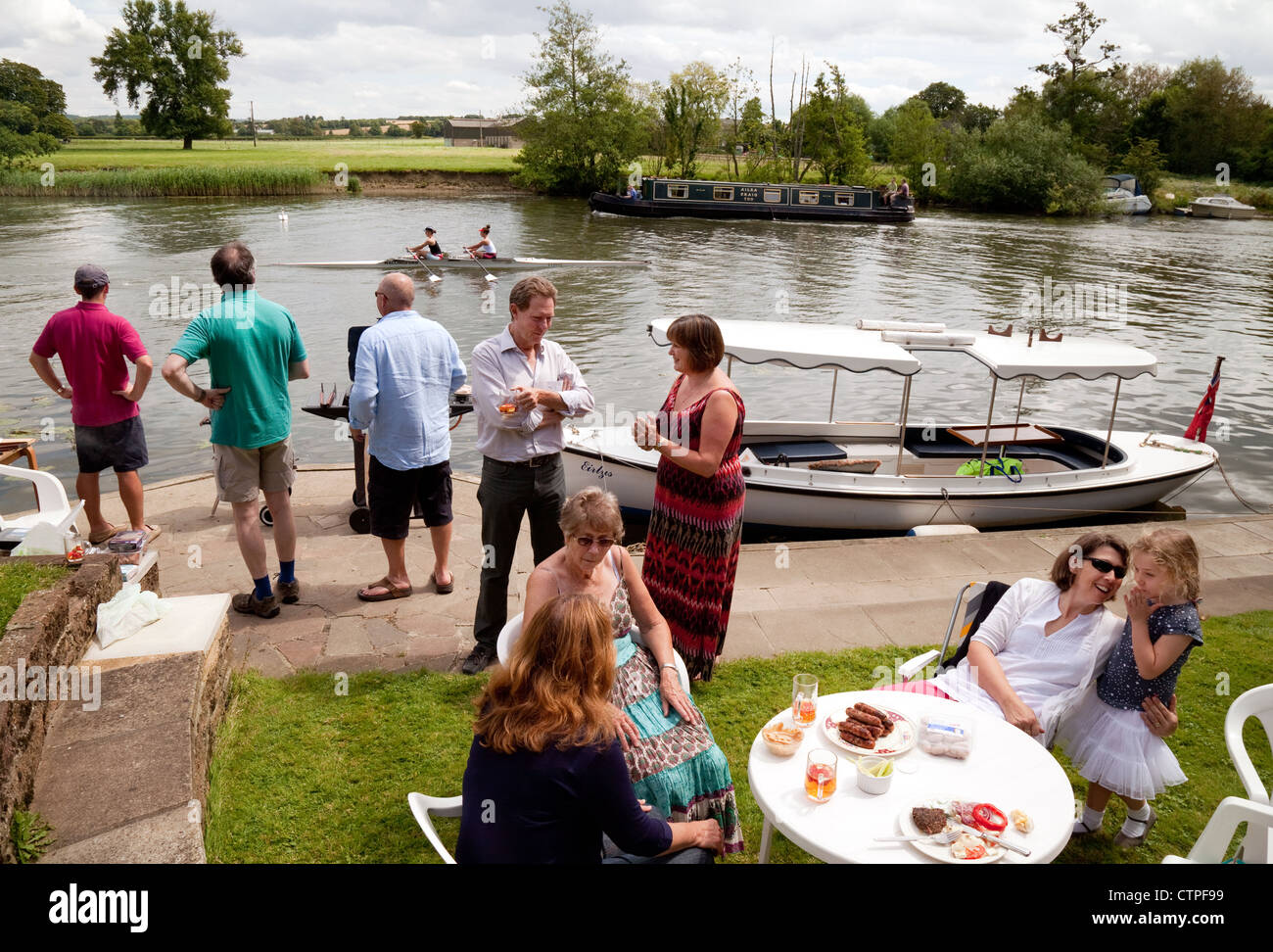 Un esterno di festa di famiglia dal fiume Tamigi in Oxfordshire, Regno Unito Foto Stock