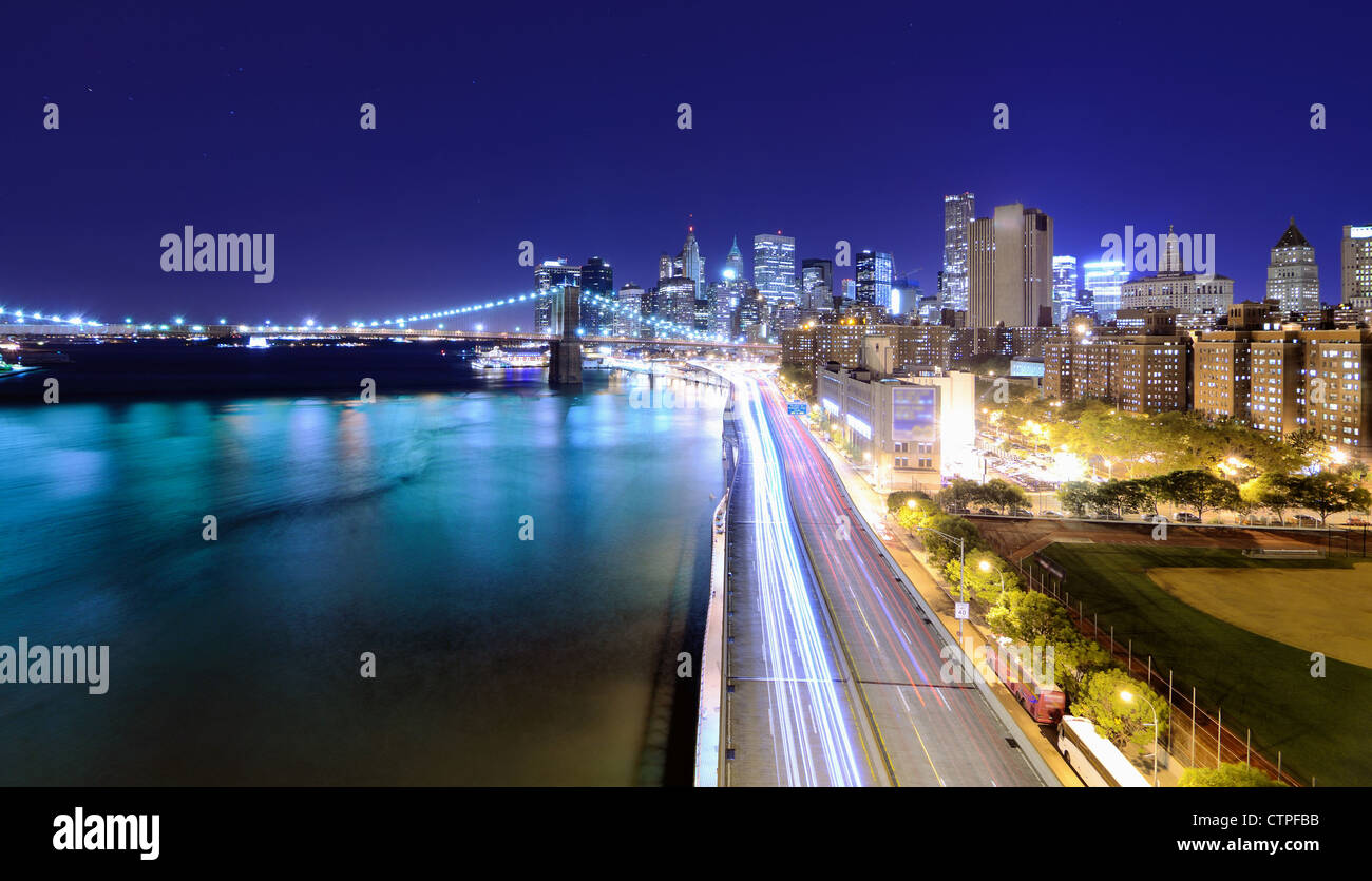 Il centro di Manhattan skyline di New York City di notte. Foto Stock