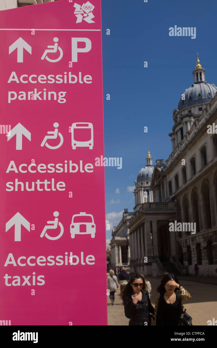 Direzione i segni e gli spettatori presso la Old Royal Naval College di Greenwich il giorno 4 di Londra 2012 Giochi Olimpici. Il parco di Greenwich è di ospitare i Giochi olimpici le competizioni equestri, più la combinazione di corsa e tiro evento del pentathlon moderno. La Old Royal Naval College è il fulcro architettonico del Maritime Greenwich, un sito del Patrimonio Mondiale di Greenwich, Londra. Foto Stock